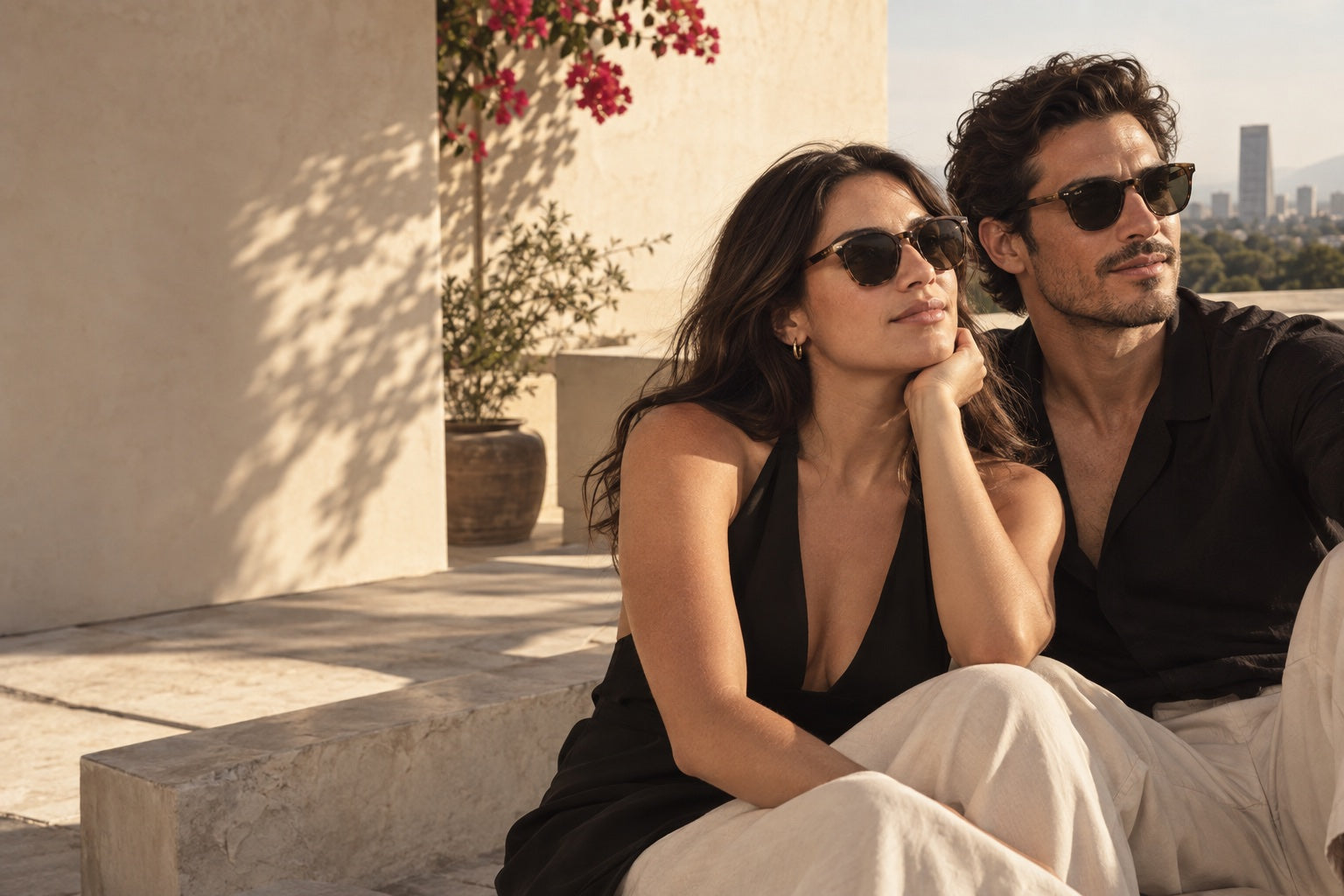 Dos personas con gafas de sol ELIA en una terraza iluminada por el sol